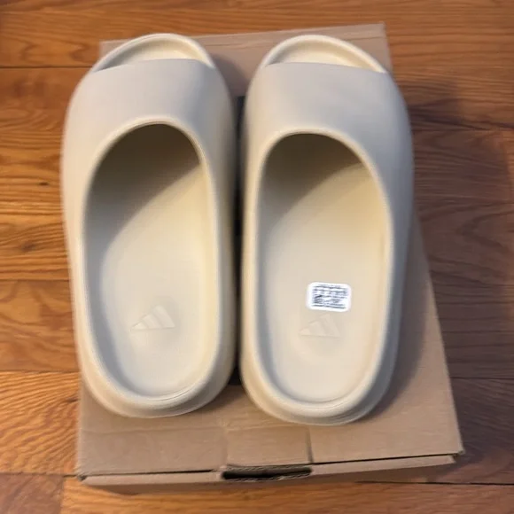 Yeezy flats shoes - Picture 2 of 4